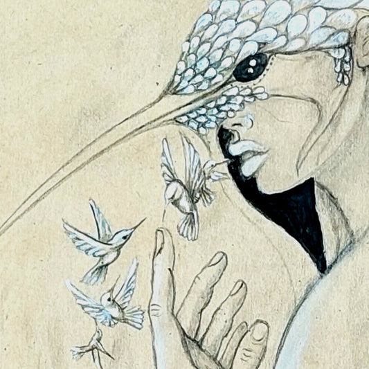 Detalles de la cara de la mujer y el gorro de colibrí