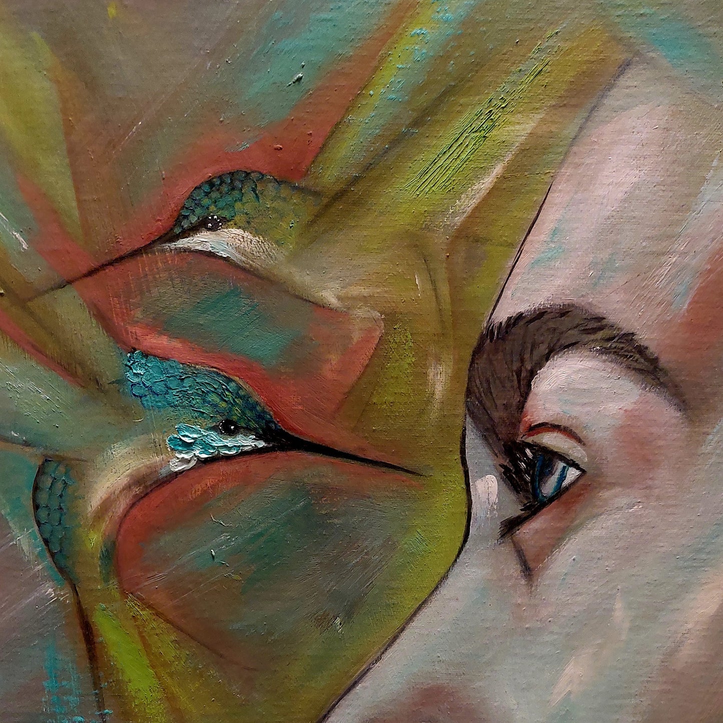 Detalle de dos colibrís y la mirada de la mujer