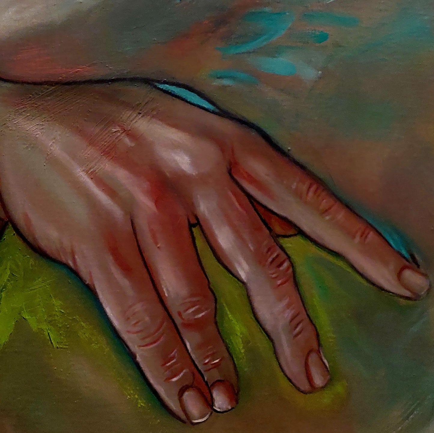 Mano sobre la que la mujer apoya su rostro sobre fondo abstracto