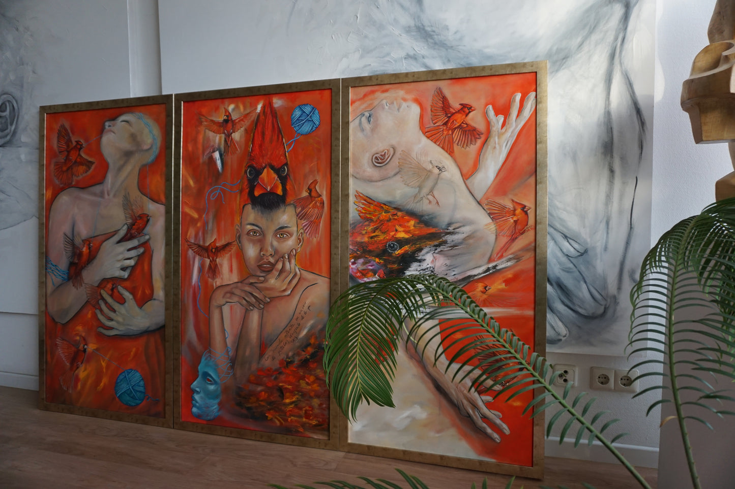 Conjunto de los tres cuadros con cardenales.