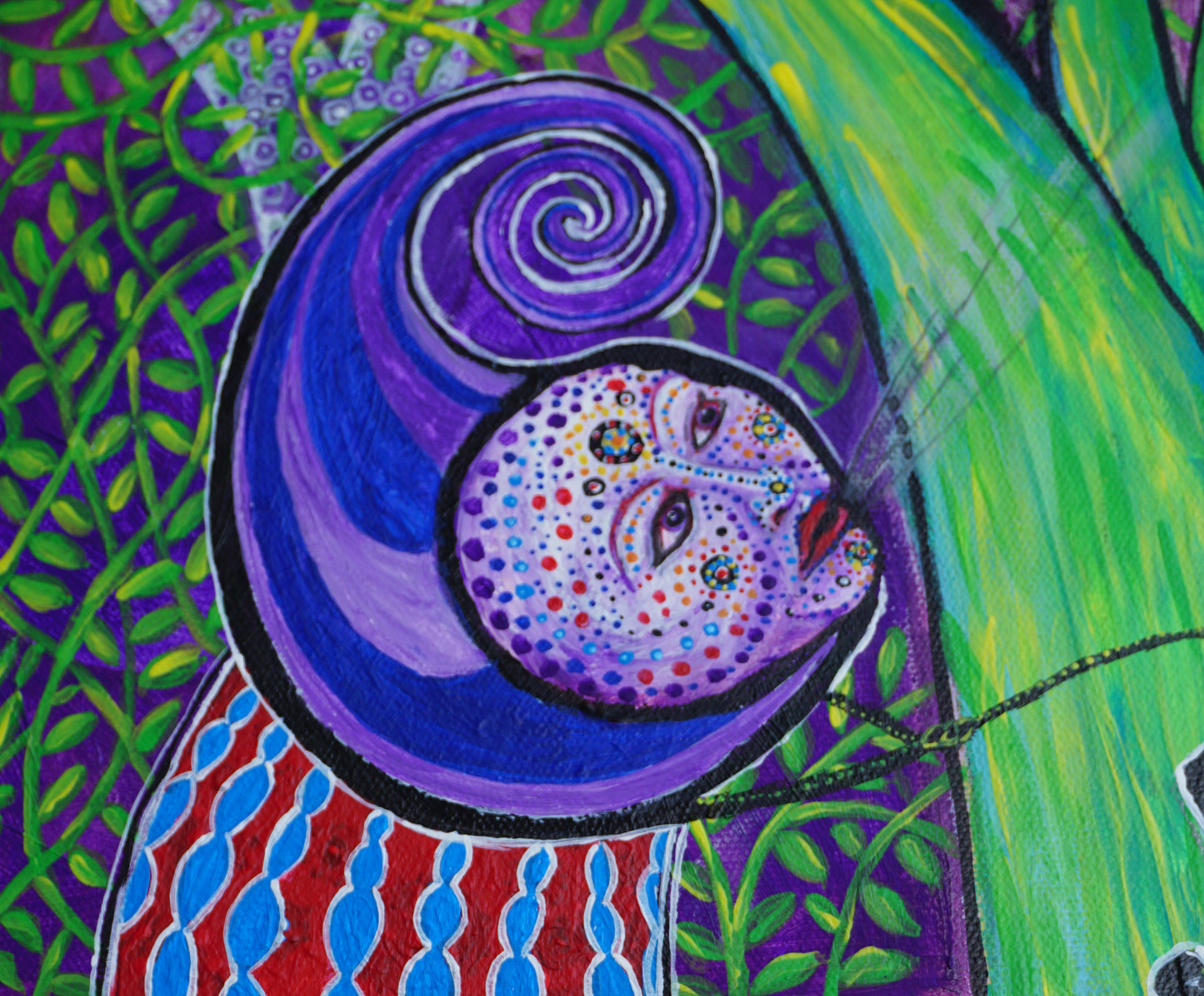 Ilustración primitivista de cabeza de arlequín con decoracón puntillista sobre su cara, color violeta. Fondo vegetal.