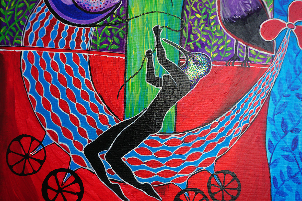 Ilustración estilo primitivista de mujer con cabeza de colibrí sentada sobre el cuerpo de un arlequín con ruedas sobre fondo rojo y vegetal