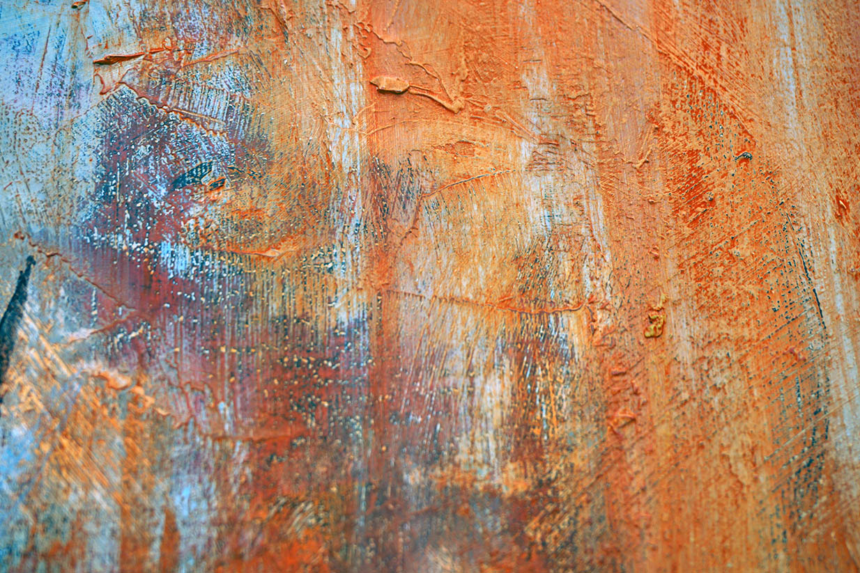 Detalle donde pueden apreciarse las pinceladas y las texturas de la abstracción naranja del fondo