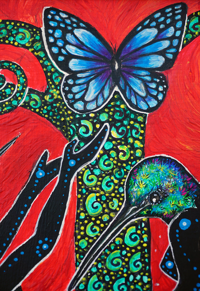Mujer con cabeza de pájaro y mariposa azul sobre árbol y fondo rojo de estilo primitivista
