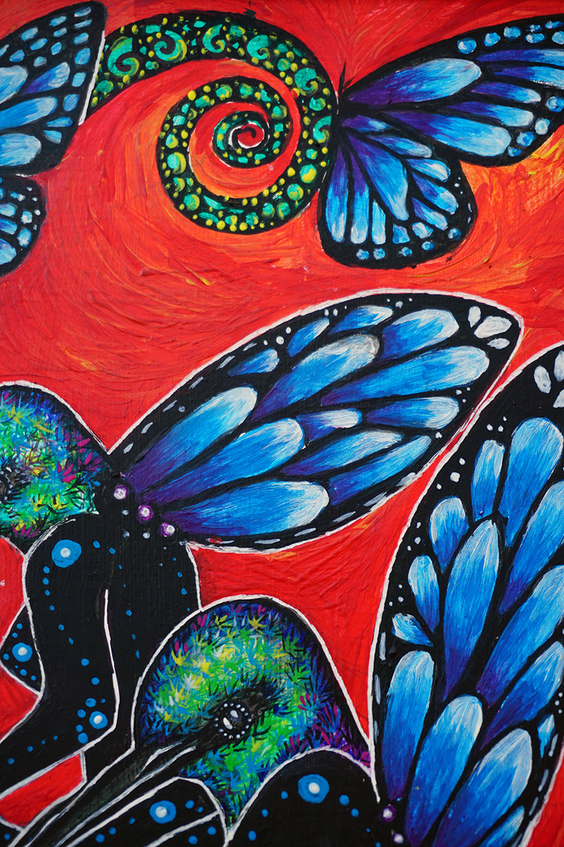 Mujeres con cabeza de pájaro y mariposas azules sobre árboles y fondo rojo, de estilo primitivista