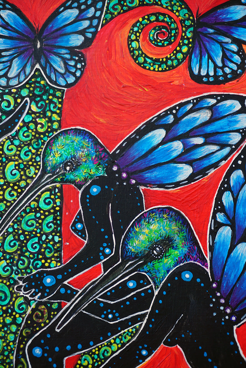 Mujeres con cabeza de pájaro y mariposas azules sobre árboles y fondo rojo, de estilo primitivista