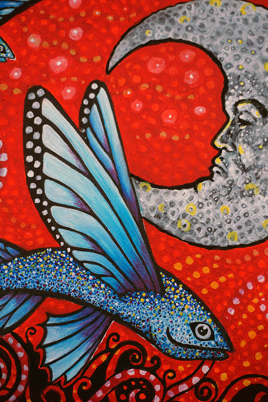 Detalle de pez volador saltando por delante de la luna