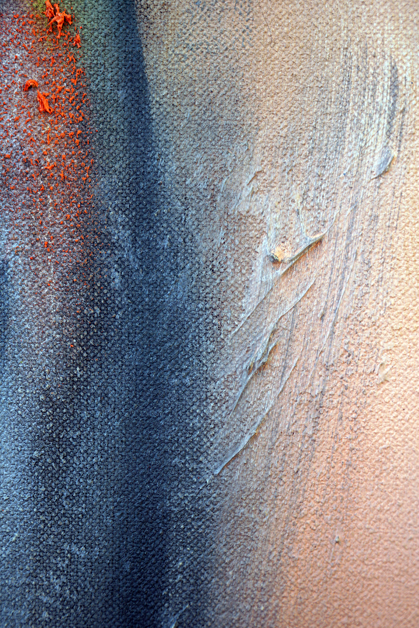 Detalle de abstracción con tonos anaranjados y grisáceos. Se aprecian los empastes y trazos de la pincelada