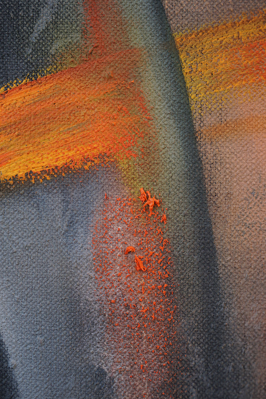 Detalle de abstracción con tonos anaranjados y grisáceos