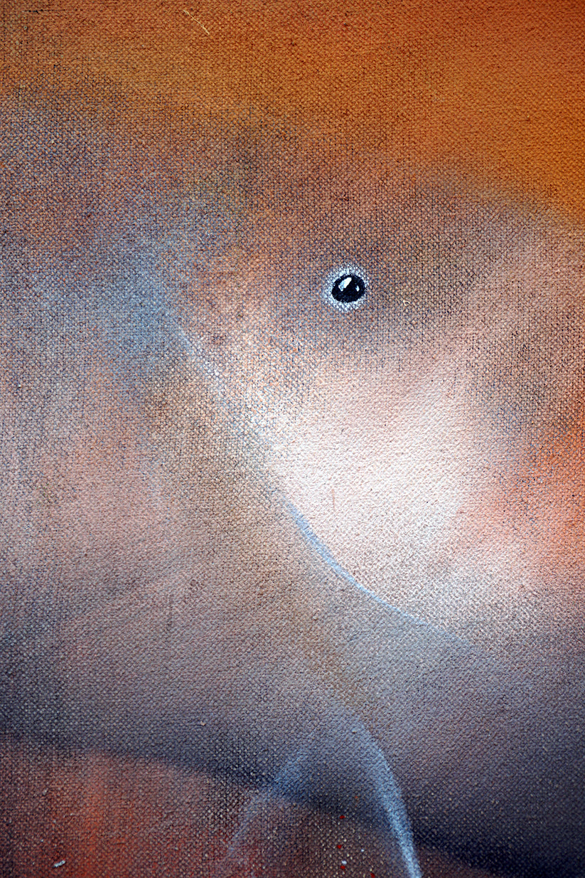 Detalle de abstracción con tonos anaranjados y grisáceos.