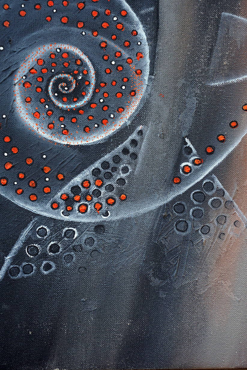 Detalle de espiral con tonos grisáceos y puntos naranjas