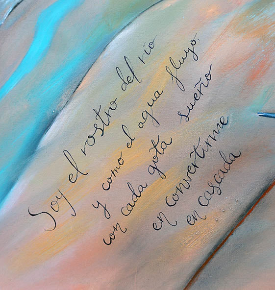 Detalle de frase escrita sobre el lienzo: Soy el rostro del río y como el agua fluyo, con cada gota sueño en convertirme en cascada.