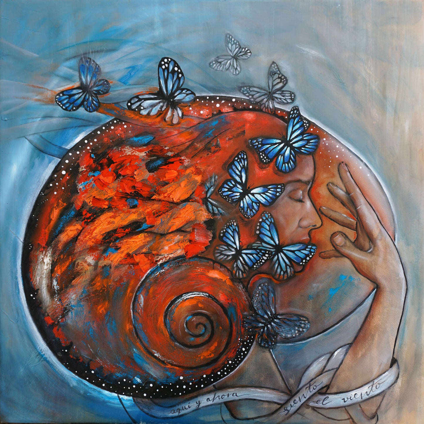 Rostro y mano de mujer y mariposas azules sobre abstracción naranja y fondo azulado