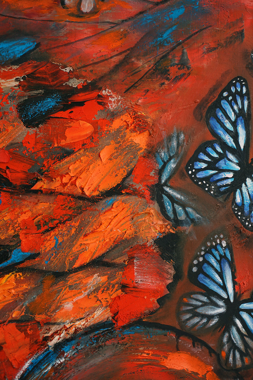 Detalle de mariposas naranjas sobre abstracción naranja