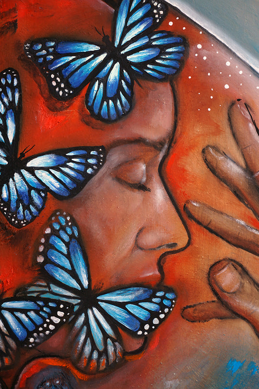 Detalle del rostro femenino y mariposas azules sobre abstracción naranja