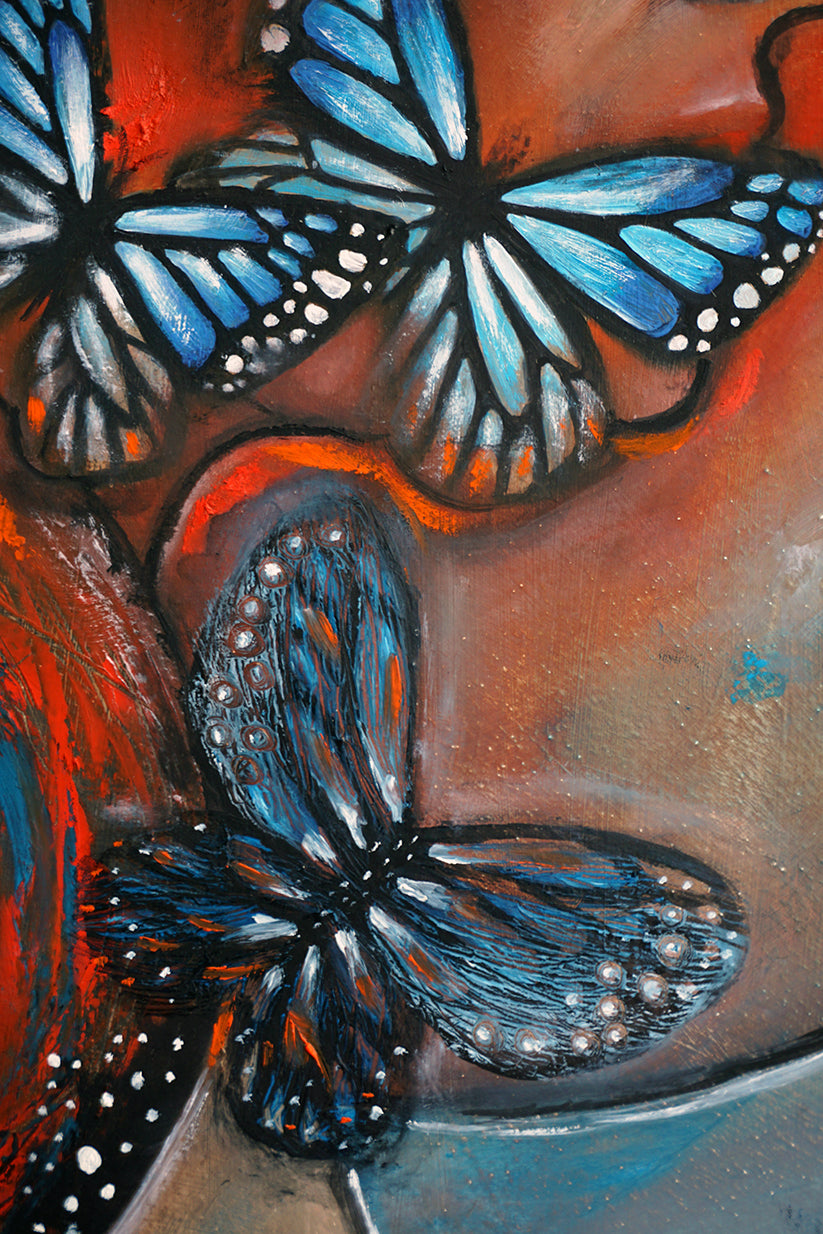 Detalle de mariposas azules sobre abstracción naranja