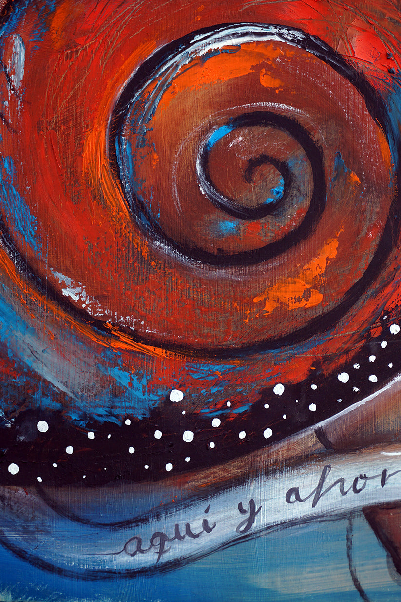 Espiral anaranjada y detalle del título escrito sobre el lienzo