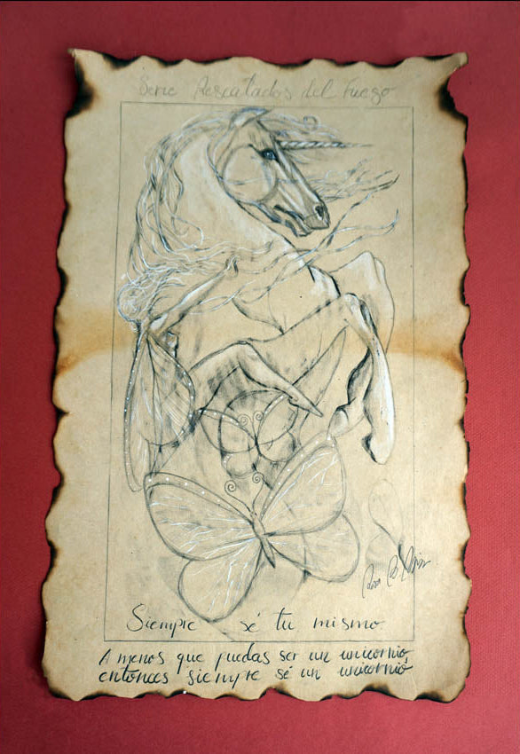 Dibujo de unicornio cabalgado por mujer alada y mariposas. Fondo rojo