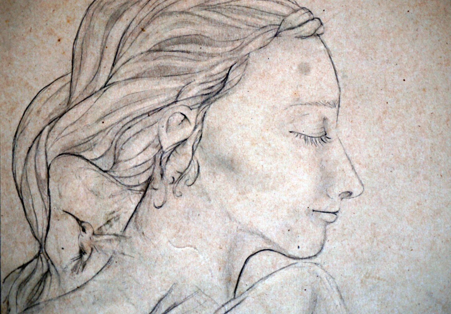Detalle de rostro femenino con los cerrados.