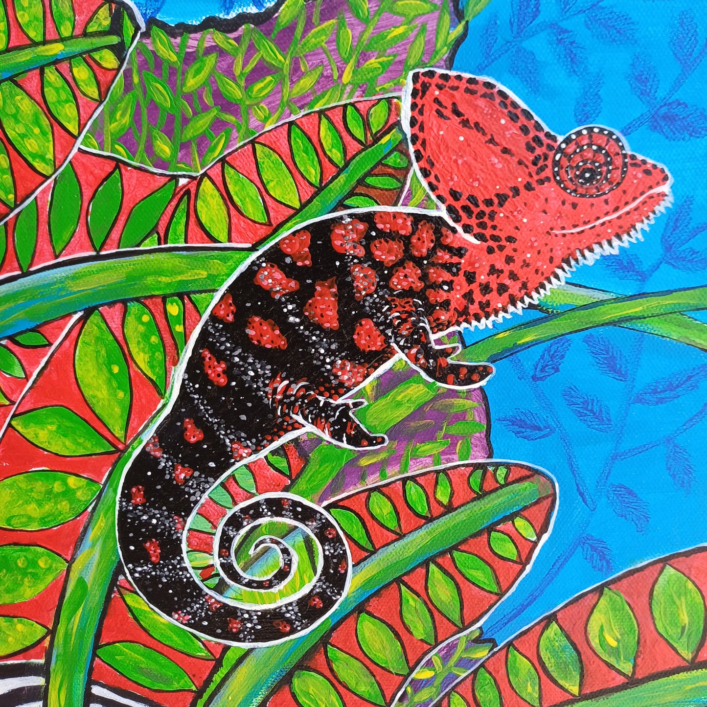Ilustración estilo primitivista de camaleón de color negro y rojo sobre fondo vegetal