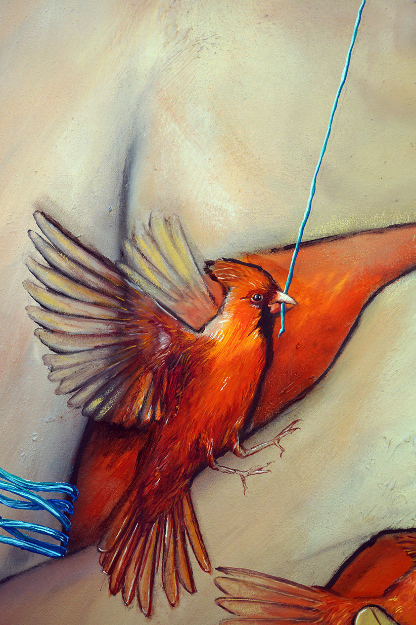 cardenal al vuelo tirando de una hebra azul