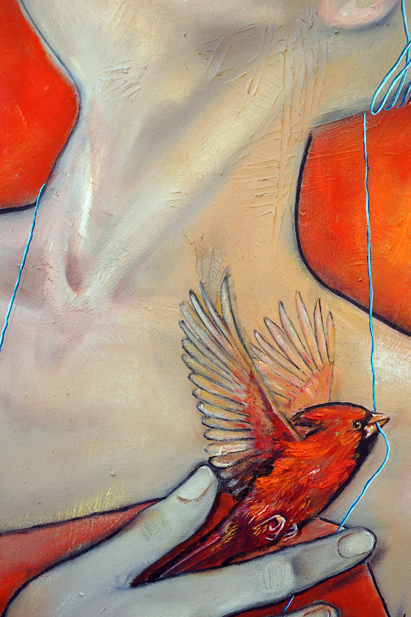 Cardenal al vuelo tirando de una hebra azul