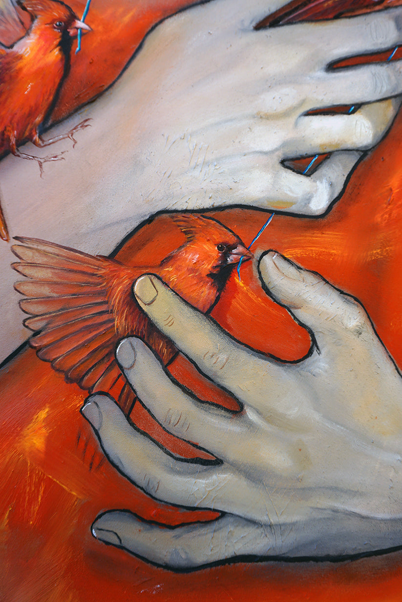 Cardenal volando detrás de la mano de la figutra principal con una hebra azul en su pico