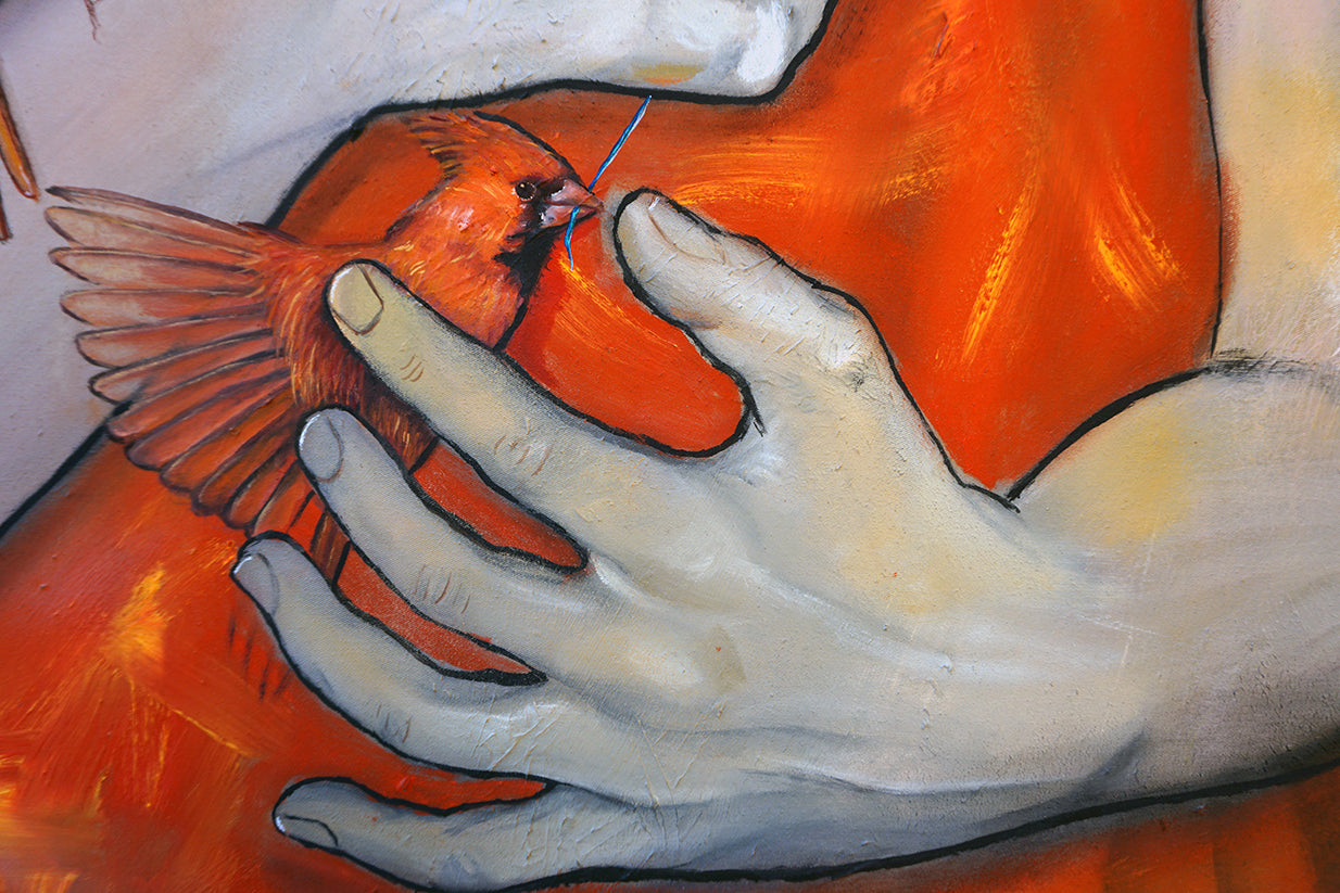 Detalle de cardenal detrás de la mano izquierda de la figura