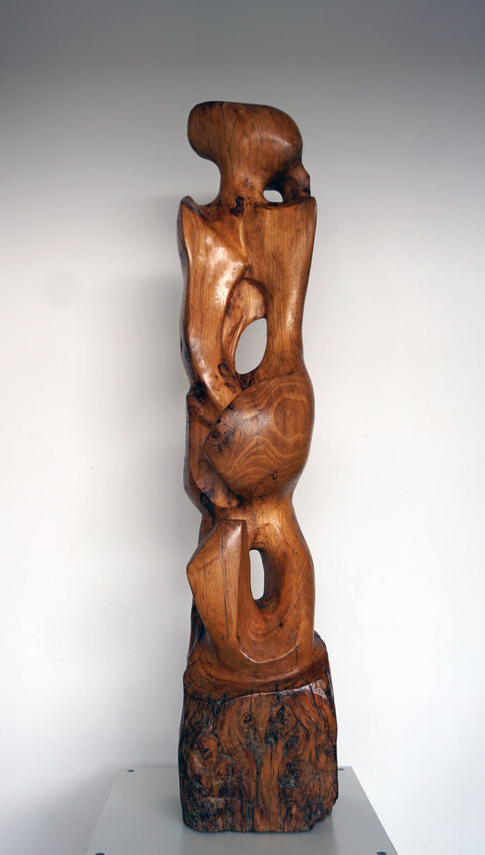 Escultura en madera de roble de aspecto totémico