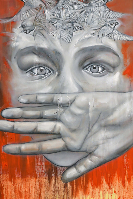Rostro con mano delante de la boca y gorriones revoloteando delante de la frente en blanco y negro sobre fondo rojo