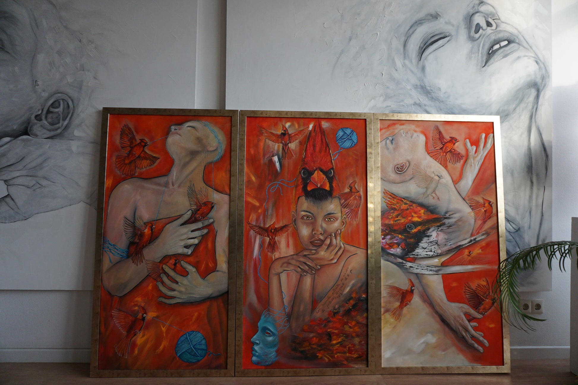 Conjunto de tres cuadros con cardenales, figura humana y máscaras