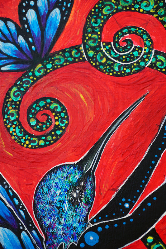 Mujer con cabeza de pájaro y mariposa azules sobre  fondo rojo, de estilo primitivista