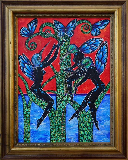 Ilustración estilo primitivista de tres mujeres con cabeza de colibrí y alas de mariposa sobre las ramas de unos árboles. en la copa de los aárboles pueden verse mariposas azules. El fondo es de color rojo en la parte superior y azul, simulando el agua de un río, en la parte inferior.