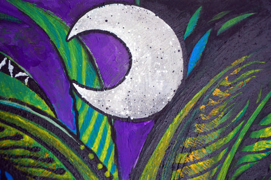Ilustración estilo primitivista de una lunasobre fondo violeta y vegetación