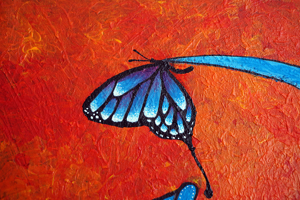 Ilustración estilo primitivista de una mariposa azul sobre fondo rojo