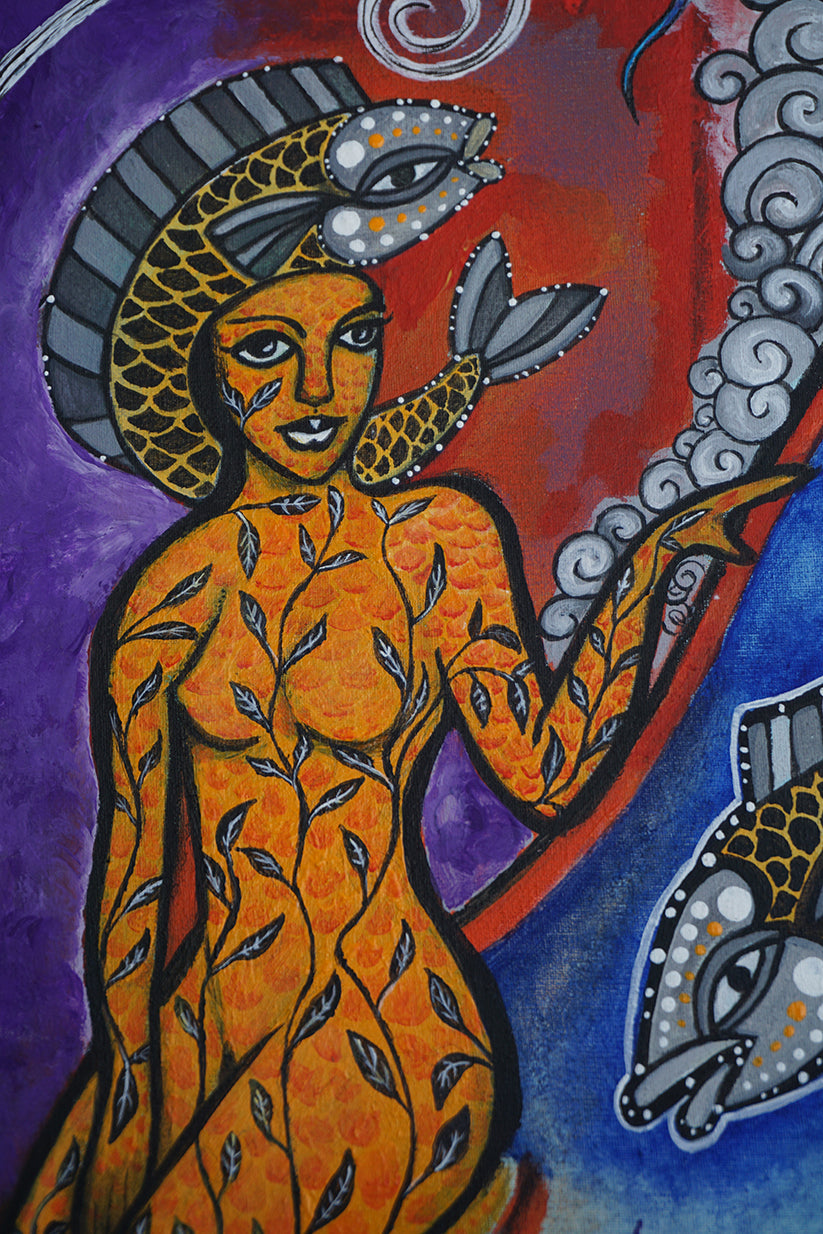 Ilustración primitivista de una mujer con sombrero con forma de pez. Su uerpo está cubierto de escamas y decoración vegetal.