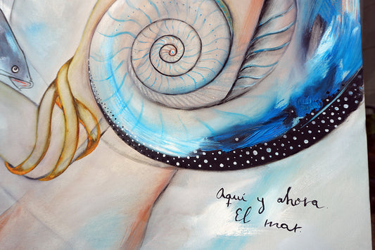 Detalle de espiral y texto escrito sobre el lienzo: Aquí y ahora. El mar.