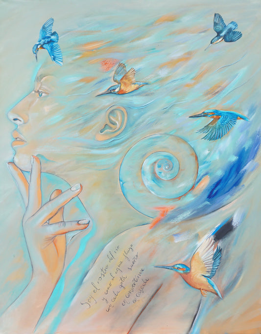 Torso de mujer situado de perfil. Entorno a su rostro vuelan cinco martines pescadores. en el centro de la imagen hay una espiral, el fondo es una abstracción de color verde turquesa y matices anaranjados.