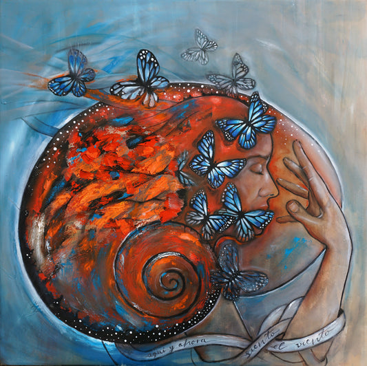Rostro y mano de mujer y mariposas azules sobre abstracción naranja y fondo azulado