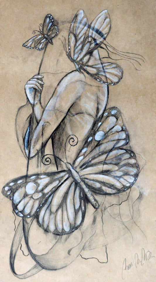 Figura femenina rodeada de mariposas